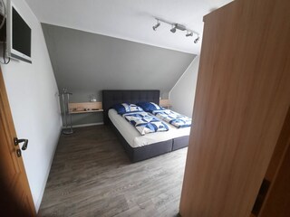 Schlafzimmer mit TV