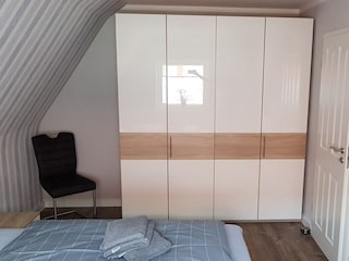 Kleiderschrank im Schlafzimmer