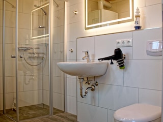 Badezimmer Erdgeschoss mit Waschmaschine