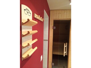 Sauna mit großzügigem Ruhebereich im Haus
