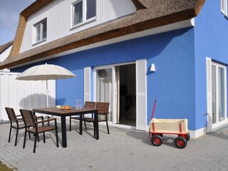 Südterrasse mit Gartenmöbeln