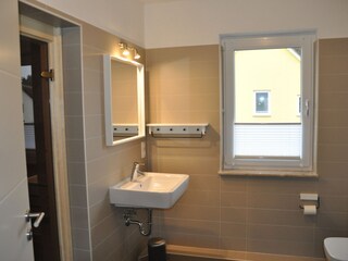 Bad mit Dusche und angrenzender Sauna