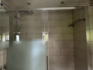 Dusche mit Glaskabine