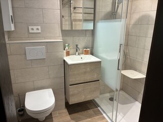 Dusche mit klappbarem Sitz