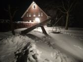 Spielplatz im Winter bei Nacht