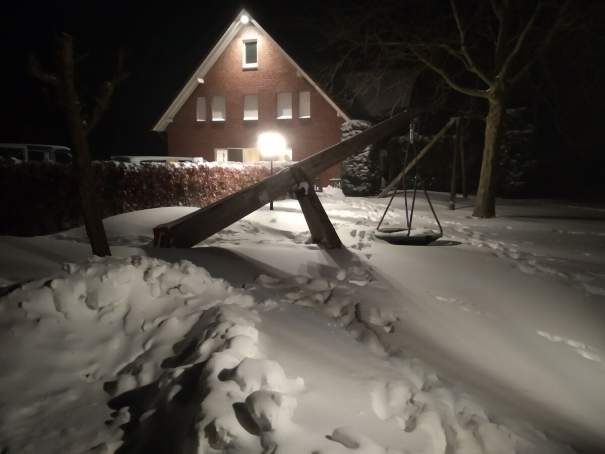 Spielplatz im Winter bei Nacht