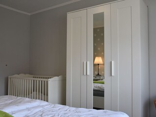 Schlafzimmer mit Kleiderschrank