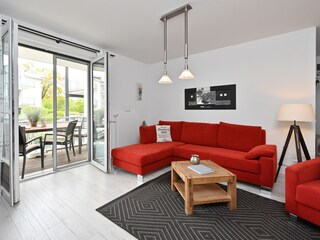 Wohnbereich mit angrenzendem Balkon