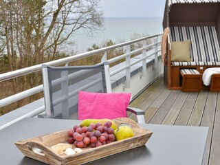 Dachterrasse mit Strandkorb und Meerblick
