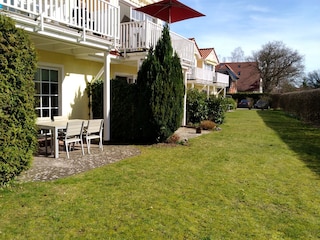 Rasenfläche hinter dem Haus