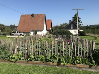 Gemüsegarten, dahinter rechts das Ferienhaus