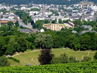 Blick vom Amphitheater auf die Kaiserthermen und Trier