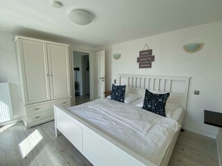 Schlafzimmer 1  mit elektrisch verstellbarem Lattenrost