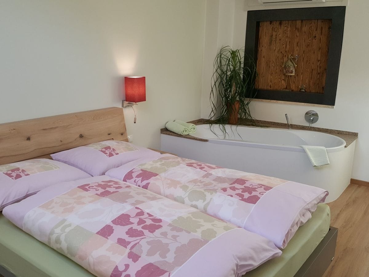 Schlafzimmer mit Badewanne en suite, Grüne Wohnung