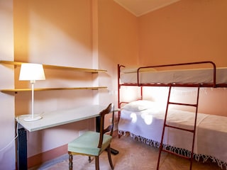 2. Schlafzimmer mit Etagenbett und Schreibtisch