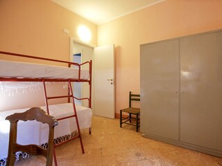 2. Schlafzimmer mit Etagenbett und Schreibtisch