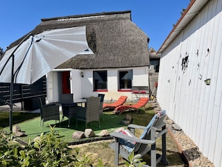Garten mit Sonnenschirm und Gartenmöbeln