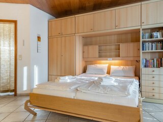 Wohnzimmer mit Schrank-Doppelbett