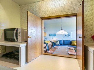 Blick aus der Küche ins Wohnzimmer