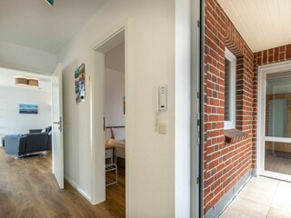 Flur und Laubengang vor dem Eingang