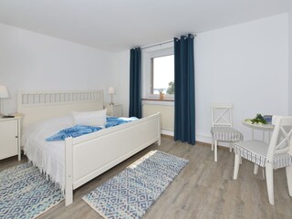 Schlafzimmer mit Doppelbett