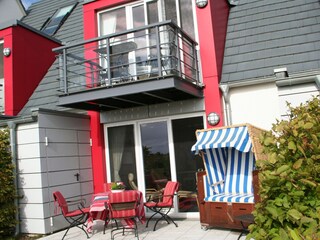 Terrasse mit Strandkorb und Gartenmöbeln