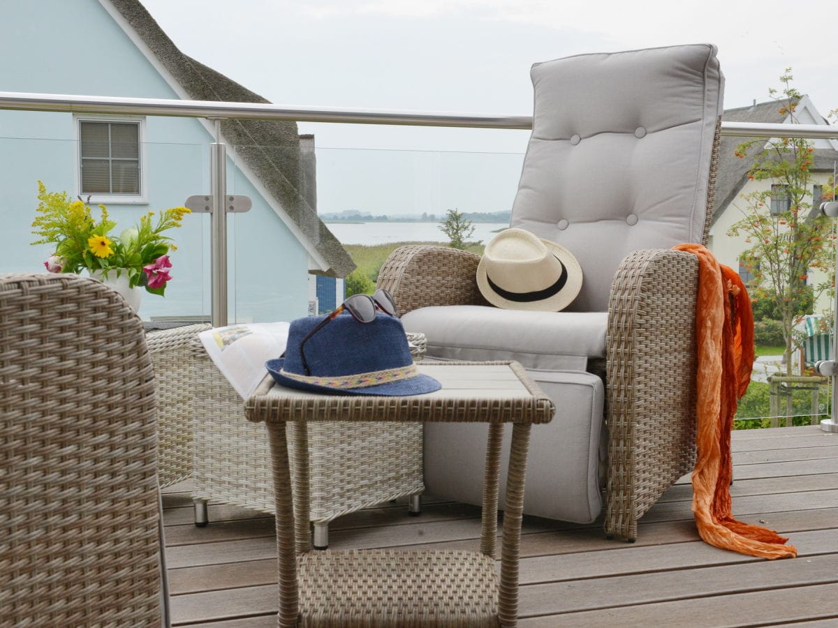 Balkon mit Relaxmöbeln und Aussicht auf den Bodden