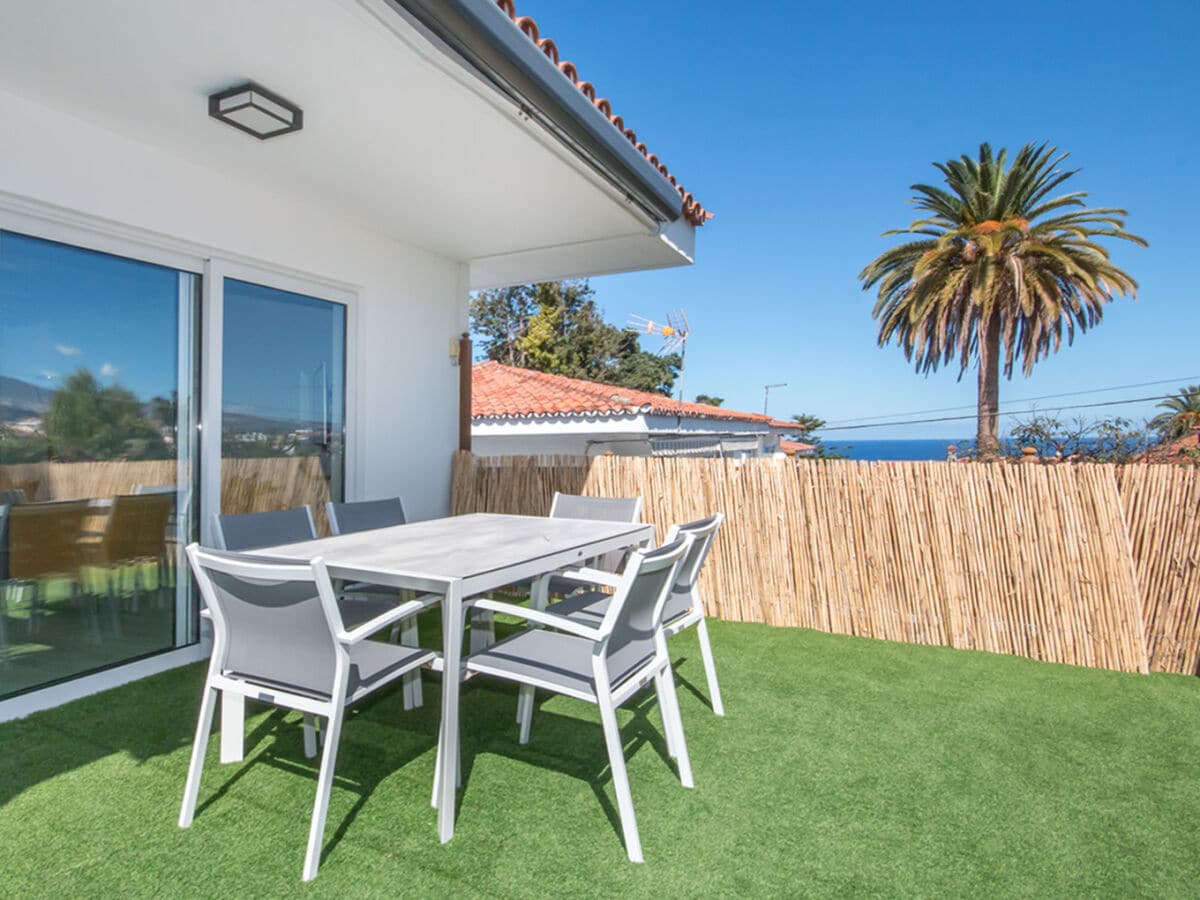 Terrace with nice views to the Atlantic and garden