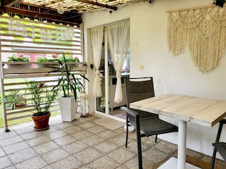 Terrasse mit Sitzgelegenheit