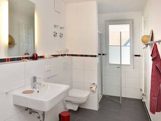 großes Bad mit Dusche