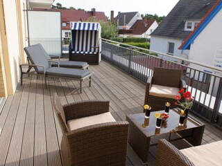 große Dachterrasse mit Strandkorb und Gartenmöbeln