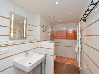 großes Bad mit Dusche