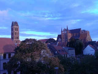 Fensterblick auf Wismars Altstadtkirchen
