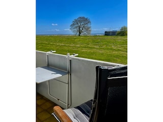 BLick vom Balkon auf Deich und Nordsee