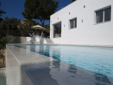 Villa Luxusvilla Oliva mit großem Pool in Strandnähe