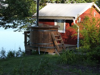 Altes Bootshaus umgebaut als Panorama-Sauna mit Jakuzzi