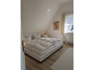 Schlafzimmer Doppelbett  mit TV