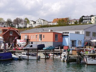 Die Wohnung Hafenblick thront über dem Hafen