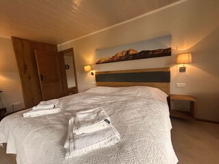 Großes Schlafzimmer