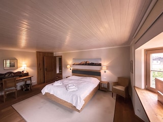 Großes Schlafzimmer