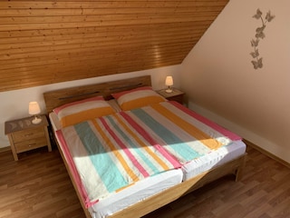 Großzügiges Schlafzimmer in der Wohnung Meeresbrise