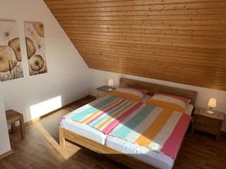 Großzügiges Schlafzimmer in der Wohnung Meeresbrise