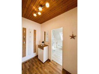 Großzügiger Flur mit Garderobe