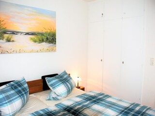 Schlafzimmer mit Kleiderschrank