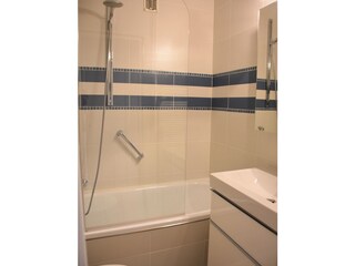 Badezimmer mit Badewanne