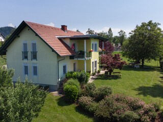 Hausansicht mit Garten