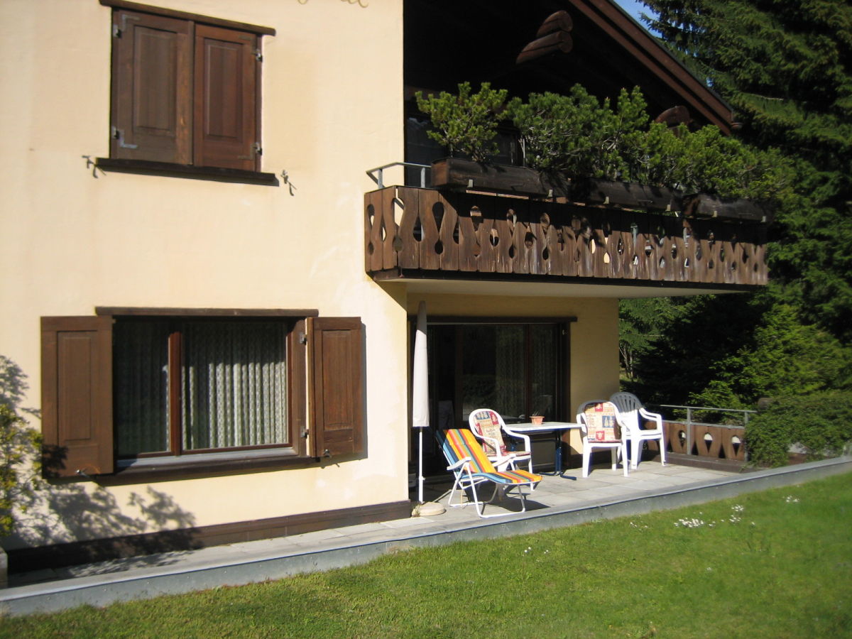 Terrasse mit den Gartenmöbeln