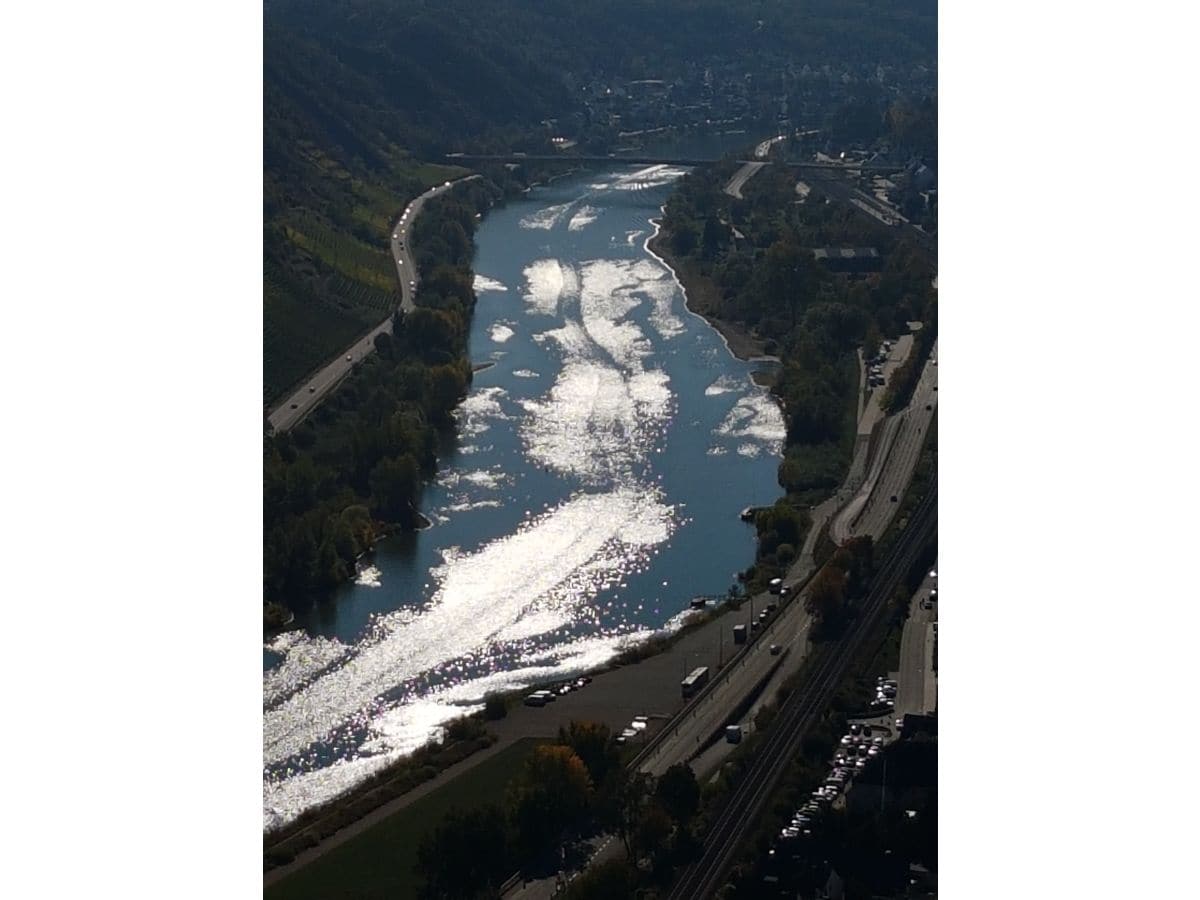 Spigelbild des Sonnenglanzes in der Mosel