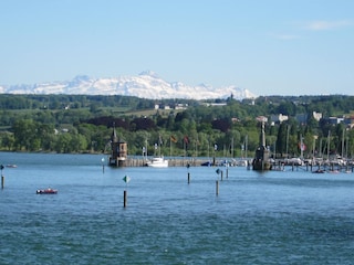 Konstanz Hafen mit Alpenblick