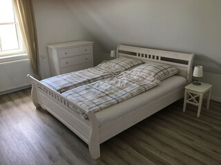 Schlafzimmer mit Doppelbett